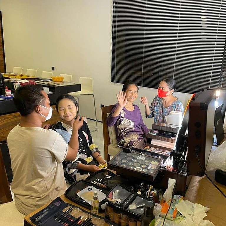 Tanda Terima Kasih, Ini Momen Titi DJ Dandani ART yang Akan Mantu Anak Pertama Asisten rumah tangga Titi DJ yang telah bekerja selama 36 tahun akan mantu anak pertama, Titi DJ pun mendadak menjadi MUA. Yuk intip!