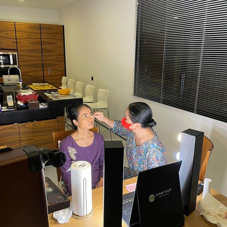 Tanda Terima Kasih, Ini Momen Titi DJ Dandani ART yang Akan Mantu Anak Pertama Asisten rumah tangga Titi DJ yang telah bekerja selama 36 tahun akan mantu anak pertama, Titi DJ pun mendadak menjadi MUA. Yuk intip!