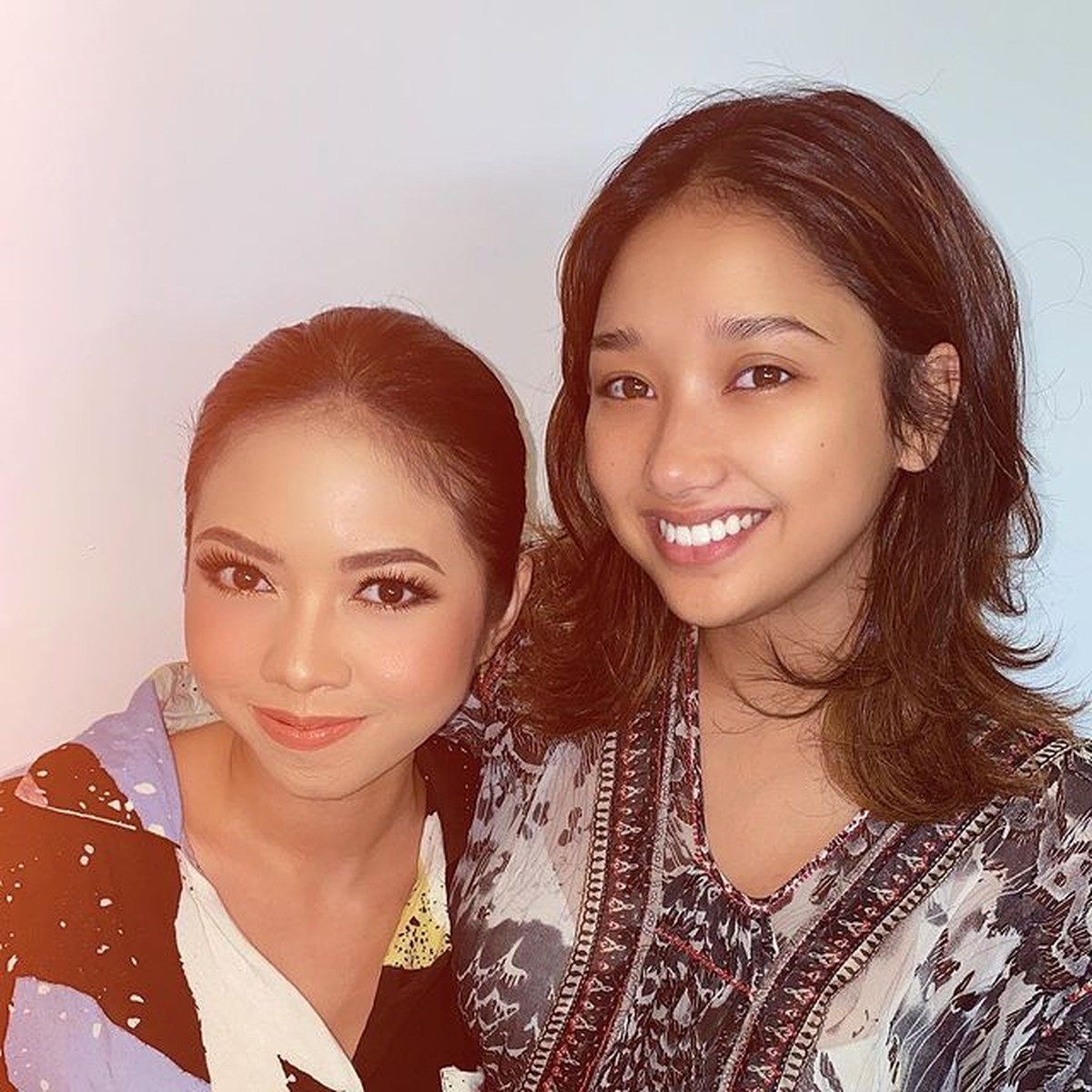 Asisten rumah tangga Titi DJ yang telah bekerja selama 36 tahun akan mantu anak pertama&comma; Titi DJ pun mendadak menjadi MUA&period; Yuk intip&excl;