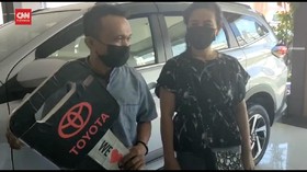 VIDEO: Gunakan Uang Receh Pasutri Beli Mobil Idaman