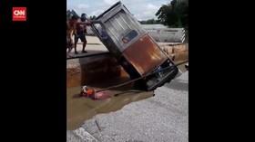 VIDEO: Perempuan Thailand Tewas Terseret Banjir