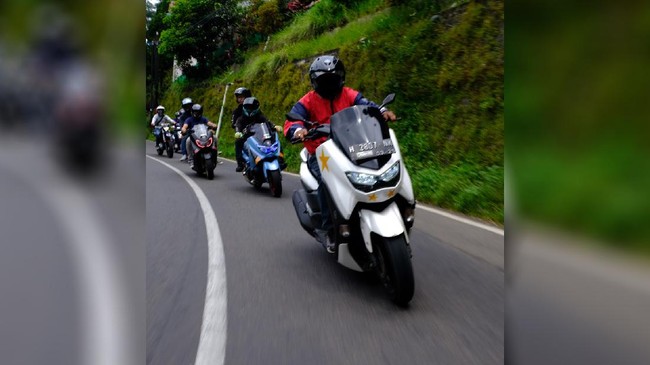 Pengendara motor butuh keahlian ketika melakukan touring. Pahami cara menyalip dan menghadapi tikungan.