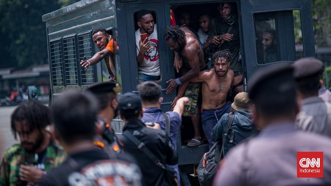 Kapolres Metro Jakarta Pusat Kombes Hengki Haryadi mengatakan pihaknya membubarkan demo mahasiswa Papua di depan Kedubes AS lantaran Jakarta masih PPKM Level 3.