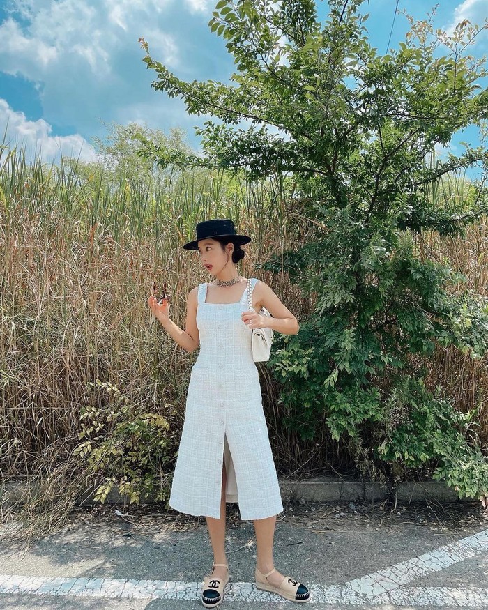 Aktris pemeran reporter Kim di drama Penthouse, Ki Eun Se tampil stylish di liburan musim panas mengenakan White Tweed Dress dari Blanc & Eclare. Sleveless dress ini memiliki harga USD326 atau Rp4,7 juta. /Foto: instagram.com/blancandeclare_official