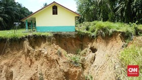 Bangunan SDN di Asahan Hampir Jatuh di Tanah Rawan Longsor