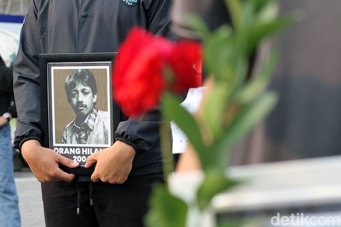 Mahasiswa Universitas Sebelas Maret (UNS) gelar aksi bertajuk September Hitam di pintu masuk UNS, Jawa Tengah, Kamis (30/9). Mereka tampak membawa foto aktivitas HAM Munir.