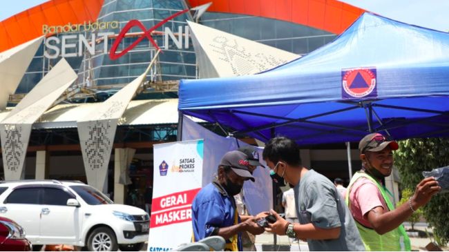 Jelang PON XX, BNPB Bagikan 5 Ribu Masker di Bandara Sentani