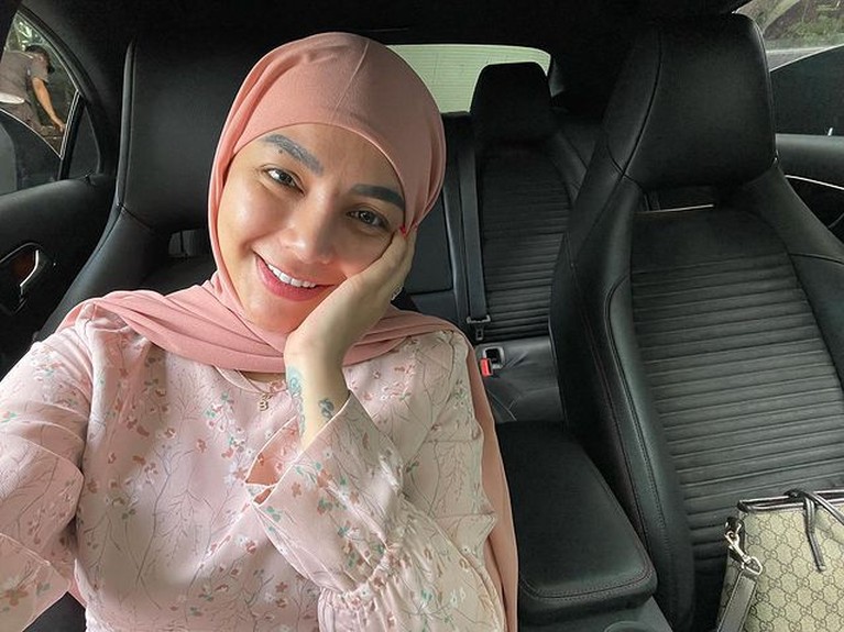 Dulu Berbaju Seksi, Kini Nadia Christina Tampil Berhijab Dulu Berbaju Seksi, Kini Nadia Christina Tampil Berhijab