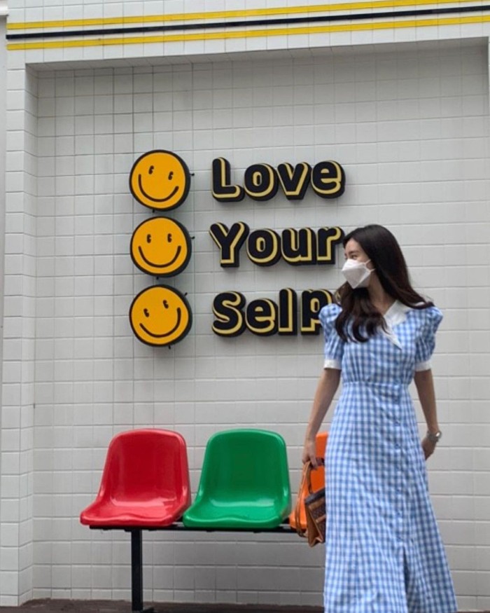 Penampilan aktris pemain drama Boys Before Flowers, Kim So Eun yang satu ini tampak manis dalam balutan Kakadu Gingham Check Dress koleksi Blanc & Eclare. Outfit bergaya vintage ini memiliki harga USD345 atau Rp4,9 juta. /Foto: instagram.com/socun89
