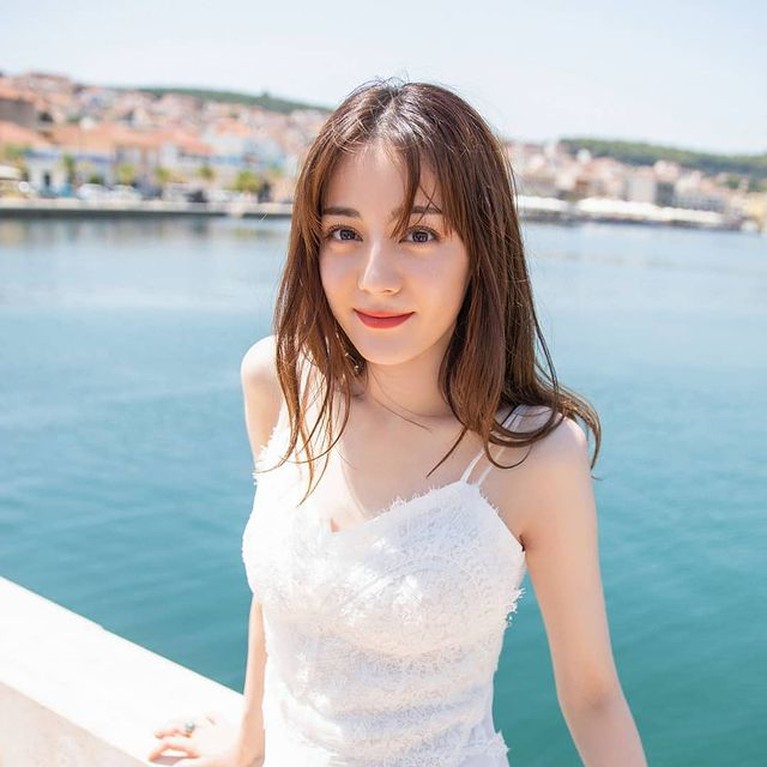 Foto Dilraba Dilmurat Wanita Tercantik Asia & Artis Bayaran Termahal di China Dilraba Dilmurat wanita tercantik di Asia pada tahun 2017 dan 2018 dan masuk dalam daftar artis bayaran termahal di China. Yuk intip!