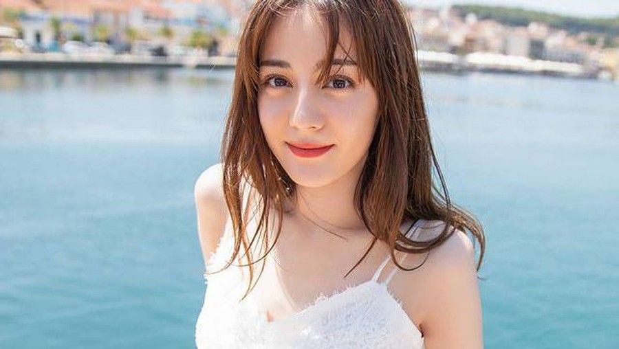 Dilraba Dilmurat wanita tercantik di Asia pada tahun 2017 dan 2018 dan masuk dalam daftar artis bayaran termahal di China. Yuk intip!