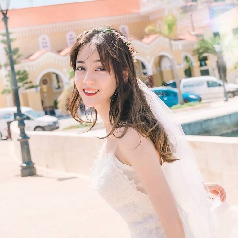 Foto Dilraba Dilmurat Wanita Tercantik Asia & Artis Bayaran Termahal di China Dilraba Dilmurat wanita tercantik di Asia pada tahun 2017 dan 2018 dan masuk dalam daftar artis bayaran termahal di China. Yuk intip!