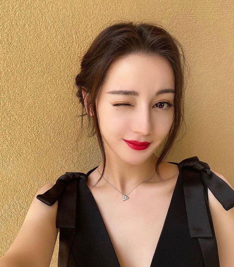 Foto Dilraba Dilmurat Wanita Tercantik Asia & Artis Bayaran Termahal di China Dilraba Dilmurat wanita tercantik di Asia pada tahun 2017 dan 2018 dan masuk dalam daftar artis bayaran termahal di China. Yuk intip!