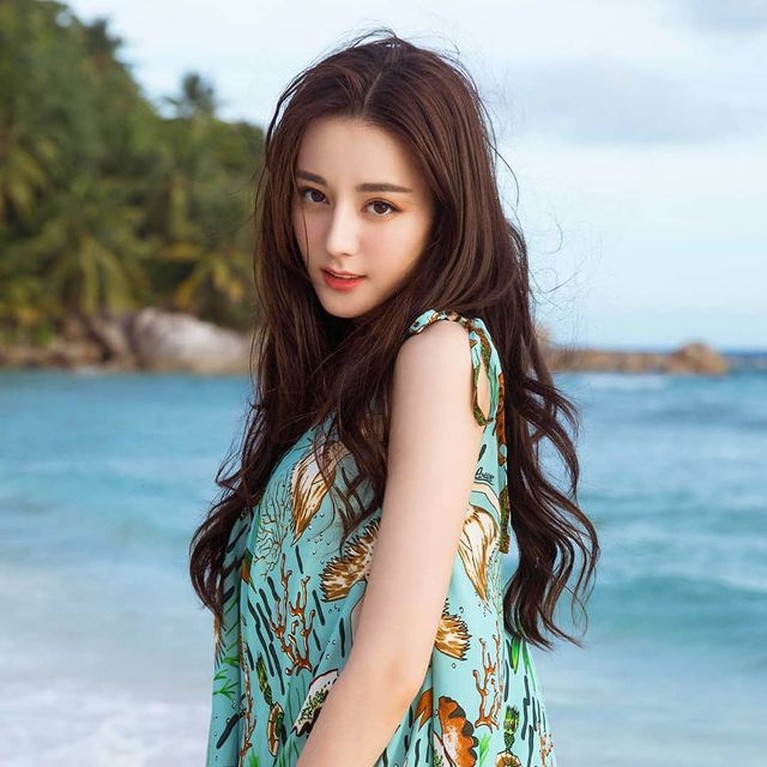 Foto Dilraba Dilmurat Wanita Tercantik Asia & Artis Bayaran Termahal di China Dilraba Dilmurat wanita tercantik di Asia pada tahun 2017 dan 2018 dan masuk dalam daftar artis bayaran termahal di China. Yuk intip!