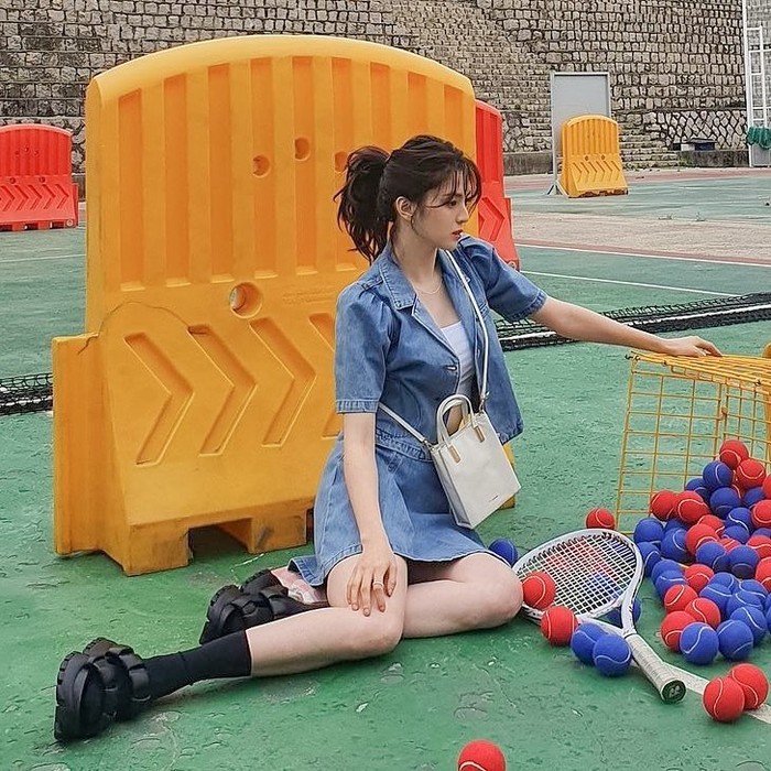 Dalam pemotretan bersama Joy Gryson, Han So Hee kedapatan mengenakan setelan jaket dan rok denim dari Blanc & Eclare. Kedua item tersebut dibanderol seharga USD190 atau Rp2,7 juta dan USD124 atau Rp1,8 juta. /Foto: instagram.com/blancandeclare_official