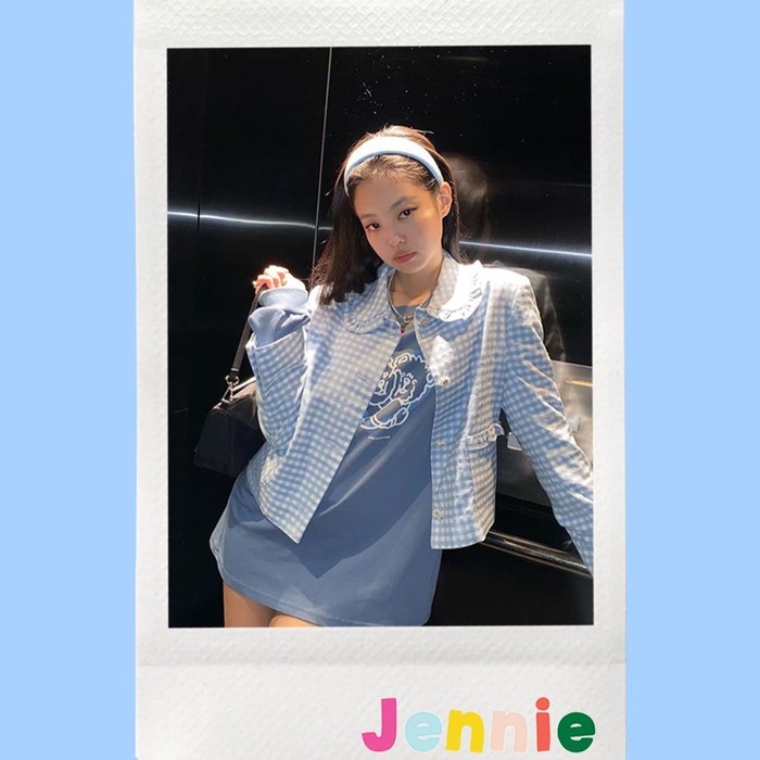 Diketahui bersahabat dengan Jessica Jung, Jennie beberapa kali terlihat mengenakan fashion item dari Blanc and Eclare. Salah satunya saat ia tampil mengenakan Freesia Jacket ini. /Foto: instagram.com_blancandeclare_official
