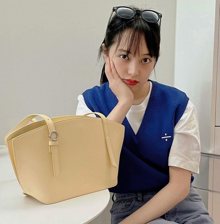 Sementara aktris Kim Bo-ra memilih tampil lebih simpel dengan mengenakan knit vest Blanc and Eclare seharga USD165 atau Rp2,4 juta, yang kemudian dipadukan bersama t-shirt putih dan celana jeans kasual. /Foto: instagram_blancandeclare_official