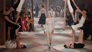 Deretan Konsep Fashion Show Dior Rancangan Maria Grazia Chiuri yang Paling Heboh