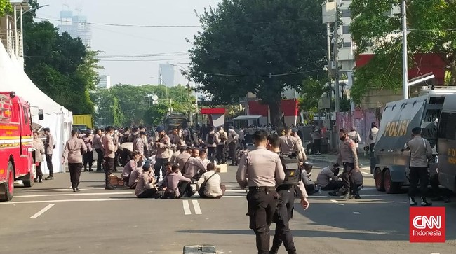 Polisi menyiagakan sejumlah mobil taktis, antihuru-hara, pemadam kebakaran, hingga kawat berduri. Jalan depan Gedung KPK diblokir sepanjang satu kilometer.