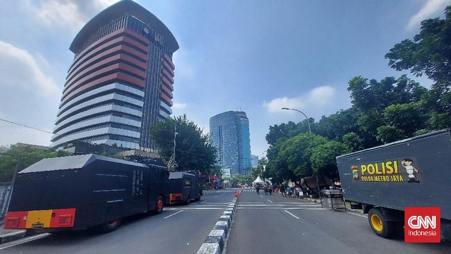 Komisi Pemberantasan Korupsi (KPK) menetapkan tiga orang tersangka dalam kasus dugaan korupsi pengadaan tanah untuk pembangunan SMKN 7 Tangerang Selatan.