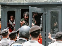 Momen Polisi Bubarkan Demo Aktivis Papua di Kedubes AS