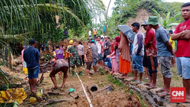 BPBD Provinsi Sumbar masih melakukan proses evakuasi dan pendataan terhadap korban yang meninggal dunia. Sebagian warga lainnya ikut dievakuasi.