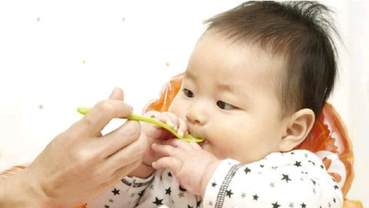 Bunda bisa memberikan camilan bayi 6 bulan dalam bentuk finger food yang lembut dan mudah ditelan oleh bayi, tapi sebelumnya simak dulu jenis-jenisnya ya, Bun!