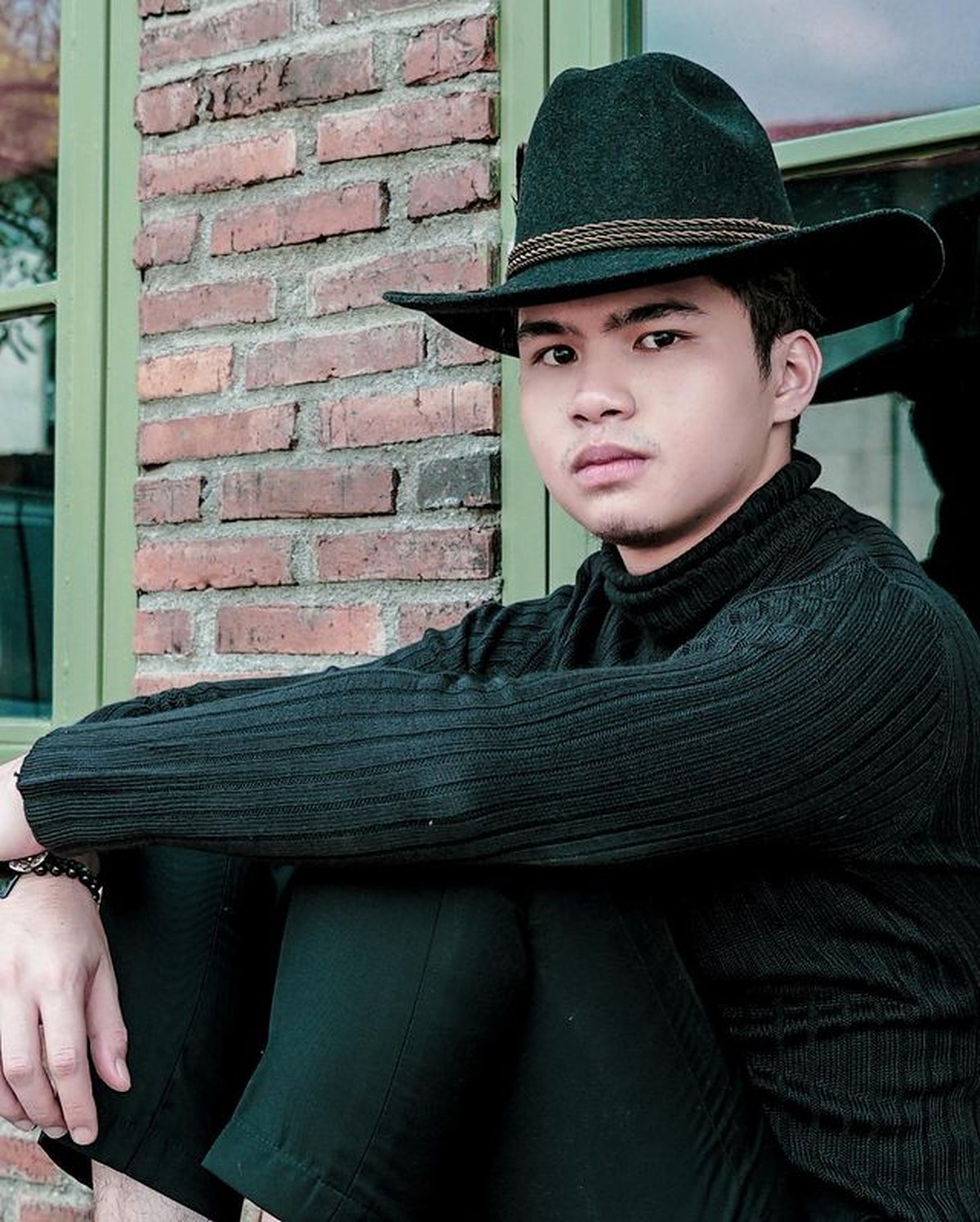 Beberapa artis Tanah Air pernah mengaku tak percaya akan Tuhan dan juga ada yang tak percaya agama&period; Yuk lihat siapa saja&excl;