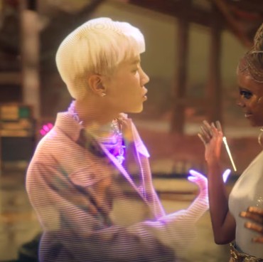 J-Hope BTS Bikin ARMY Geger Usai Godain Alien Cewek di MV 'My Universe'