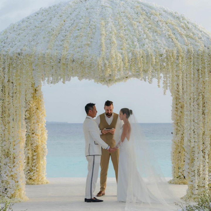 <p>Julie Estelle dan sang suami, David Tjiptobiantoro resmi menikah pada 25 Februari 2021 di Maldives. (Foto: Instagram @julstelle)</p>
