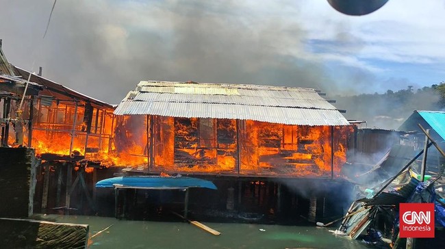 Kebakaran hebat melanda kawasan pemukiman padat penduduk di kompleks Borobudur, Padarni, Manokwari, Papua. Warga lari berhamburan.