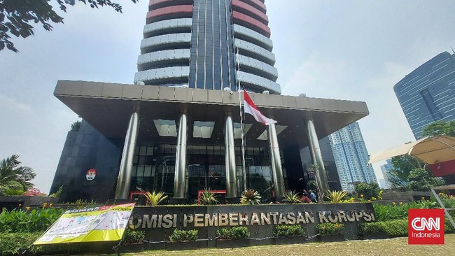 Gedung KPK mengibarkan bendera setengah tiang hari ini, saat jelang peringatan Kesaktian Pancasila sekaligus hari pemecatan 57 pegawai.
