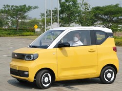 Mantap! Luhut Kunjungi Pabrik Wuling dan Uji Coba Mobil Listrik Mini EV