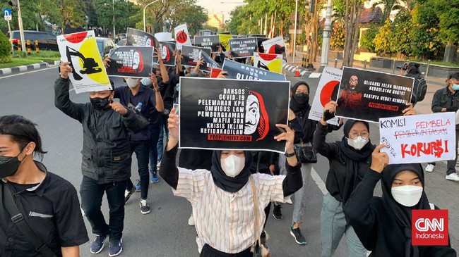 Sejumlah mahasiswa dari berbagai perguruan tinggi dan aktivis lintas organisasi di Semarang melakukan aksi mengkritisi pemecatan 57 pegawai KPK.