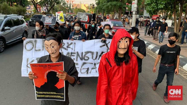 Kepolisian membubarkan massa yang menggelar aksi bungkam di Semarang sebagai simbol protes atas pemecatan 57 pegawai KPK pada Kamis (30/9).