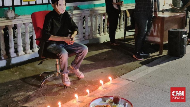 Sejumlah organisasi mahasiswa dan aktivis Makassar melakukan aksi tolak bala sebagai respons terhadap 'bencana' yang dihadapi KPK saat ini.