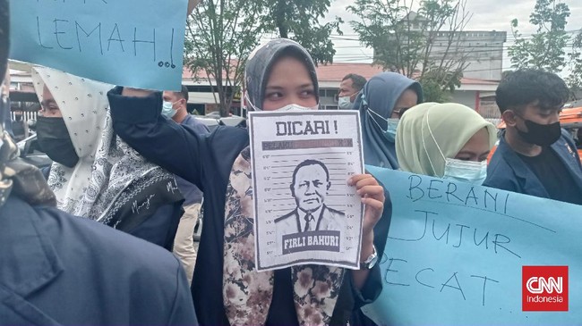 Gerakan Mahasiswa Antikorupsi Sumbar mendatangi kantor DPRD menuntut wakil rakyat menyampaikan sikap terkait situasi di KPK kepada Presiden Jokowi.