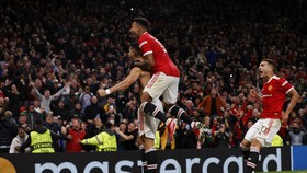 Dianggap Menang Kontroversial, Man Utd Diejek Fan Rival