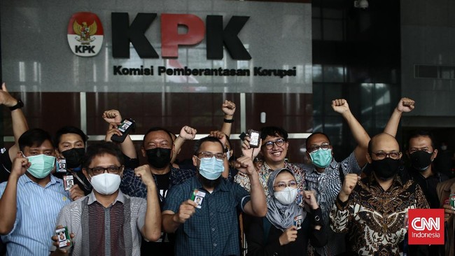 Sebanyak 44 pegawai menyatakan bersedia bersedia jadi ASN Polri, termasuk Novel Baswedan. Sementara 12 orang pegawai pecatan Firli menolak.