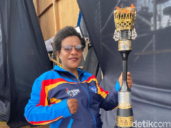 Mantan Atlet Lari Gawang Maria Aibekap Bawa Obor PON Papua ke Wamena