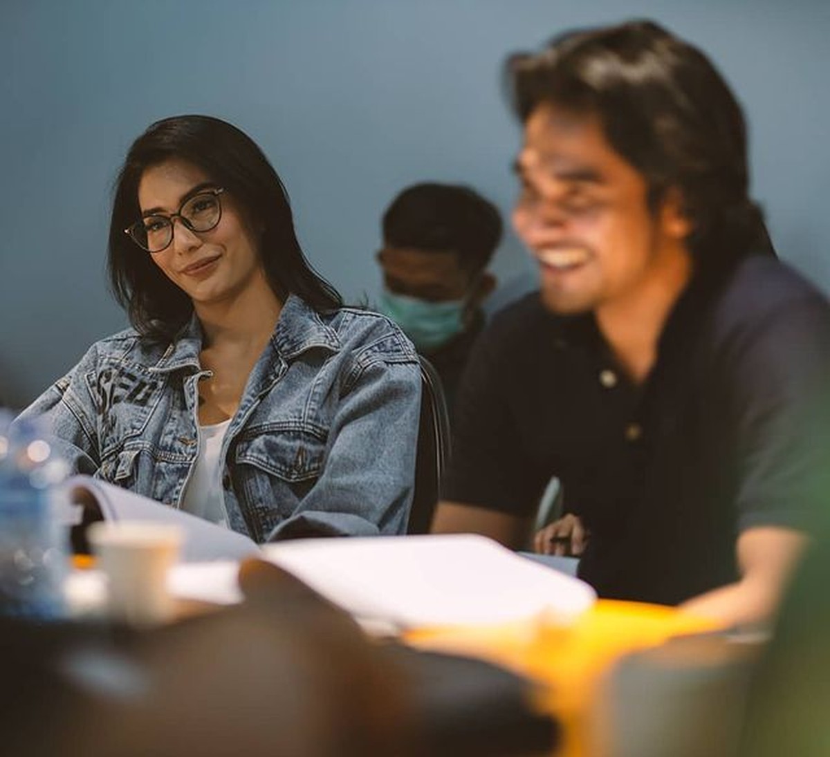 Tyas Mirasih diisukan berselingkuh dan terlibat cinta lokasi dengan Tengku Tezi&period; Yuk intip potret kebersamaan mereka di lokasi syuting&excl;