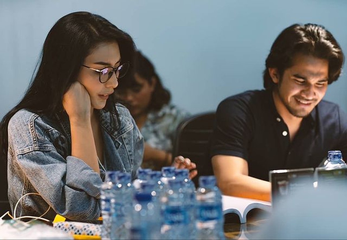 Tyas Mirasih diisukan berselingkuh dan terlibat cinta lokasi dengan Tengku Tezi&period; Yuk intip potret kebersamaan mereka di lokasi syuting&excl;