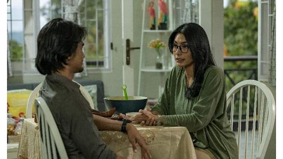 Tyas Mirasih diisukan berselingkuh dan terlibat cinta lokasi dengan Tengku Tezi&period; Yuk intip potret kebersamaan mereka di lokasi syuting&excl;