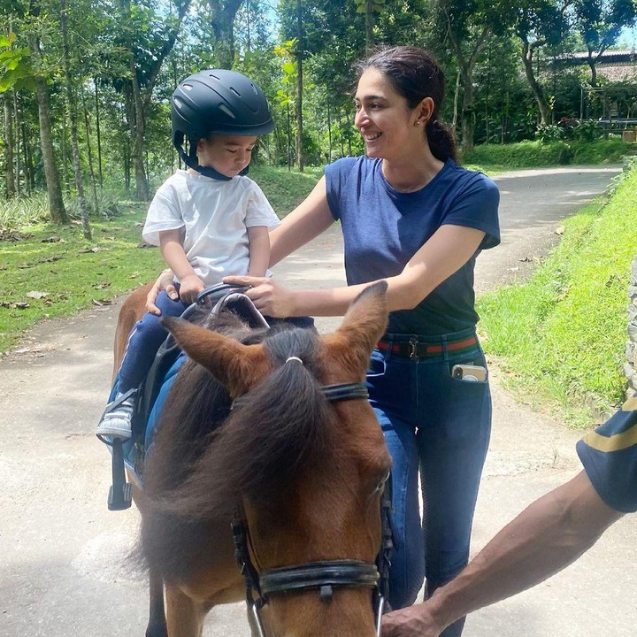 <p>Meski putrinya tidak takut, Nabila Syakieb tetap memiliki kekhawatiran terhadap Raqeema. Ia sempat deg-degan ketika pertama kali mengajak Raqeema berlatih. Sebagai Bunda, ia tak pernah membiarkan putrinya berlatih sendirian. (Foto: Instagram @nsyakieb85)</p>
