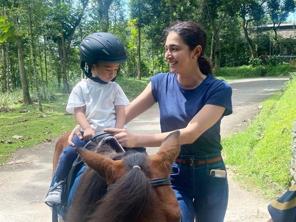 Jarang Muncul, Intip 7 Potret Nabila Syakieb dan Sang Anak yang Gemar Berkuda