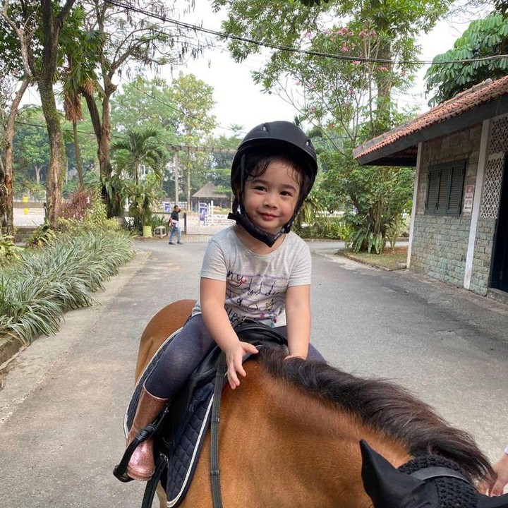 <p>Raqeema kini sudah terbiasa menunggangi kuda lho. Ia mampu mengatur keseimbangan di atas kuda. (Foto: Instagram @nsyakieb85)</p>