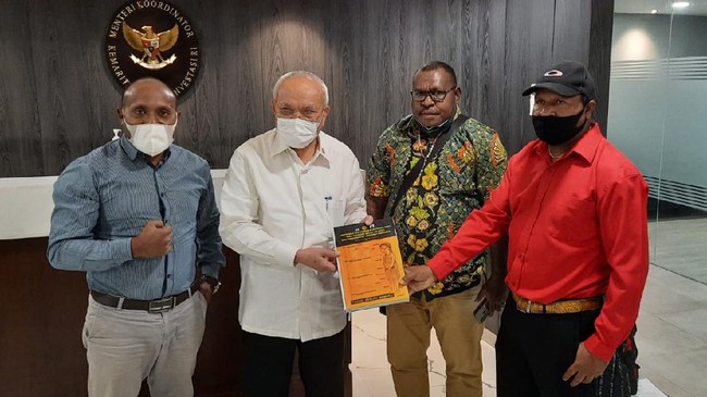 Masyarakat adat Papua menanggapi tudingan pengacara Luhut Binsar Pandjaitan terhadap Haris Azhar terkait permintaan saham ke PT Freeport Indonesia.