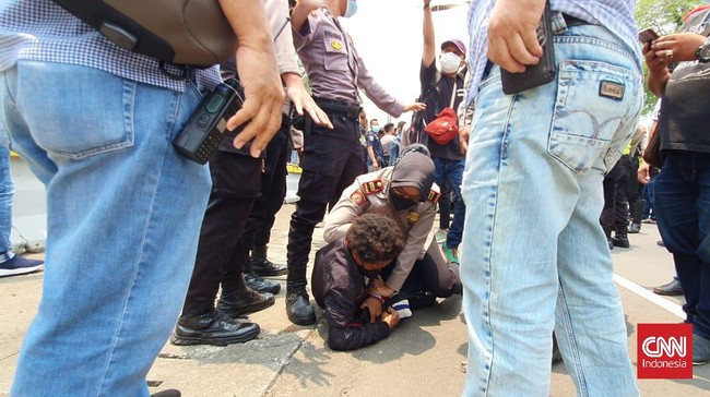 Daftar Panjang Tindakan Represif dan Kekerasan Polisi Polisi terus menambah panjang daftar kekerasan dan respresif terhadap warga sipil. Terakhir membanting mahasiswa ala smackdown di Tangerang.