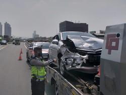 Tabrakan Beruntun di Tol Ancol Barat, 6 Mobil Ringsek