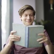 Jatuh Cinta pada Kecerdasan Seseorang? Wah... Jangan-jangan Kamu Mengalami Sapiosexual, Ini Cirinya!